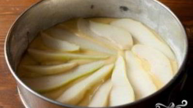 шарлотка с грушей