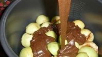 шарлотка с какао и яблоками