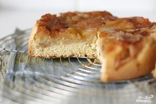 Шарлотка с карамелизированными яблоками