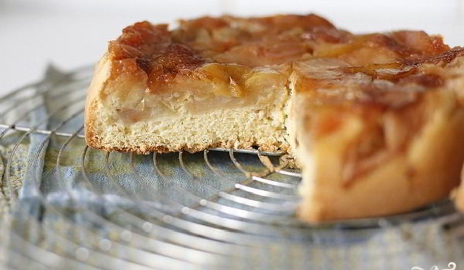 Рецепт шарлотки с карамелизированными яблоками