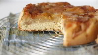 шарлотка с карамелизированными яблоками