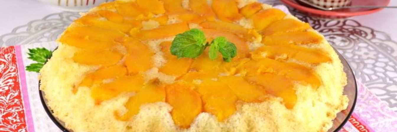 Шарлотка с персиками