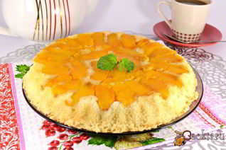 Шарлотка с персиками