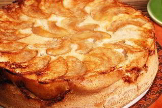 Шарлотка с тертыми яблоками