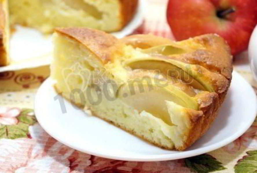 Шарлотка с творогом и яблоками