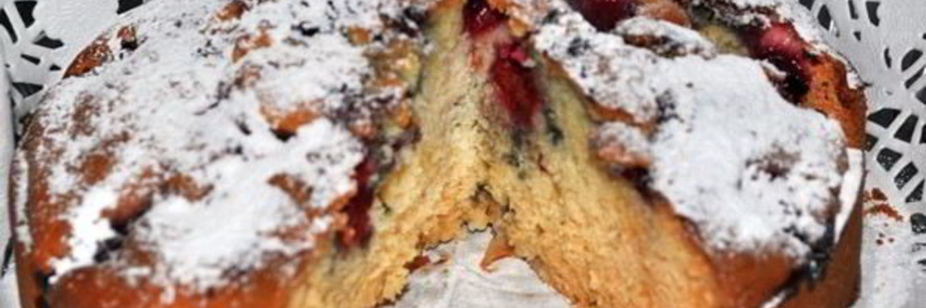 Шарлотка с яблоками и черешней