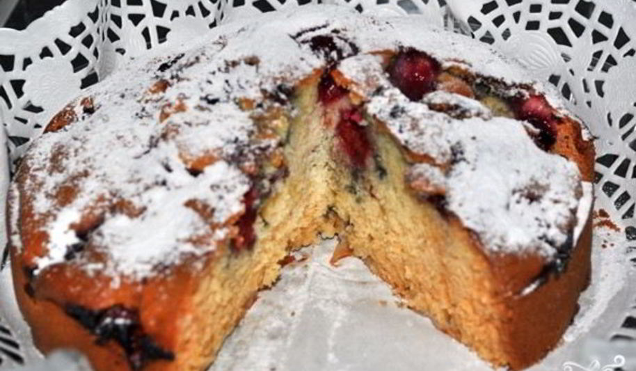 Рецепт шарлотки с яблоками и черешней