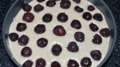 шарлотка с яблоками и черешней