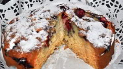 шарлотка с яблоками и черешней