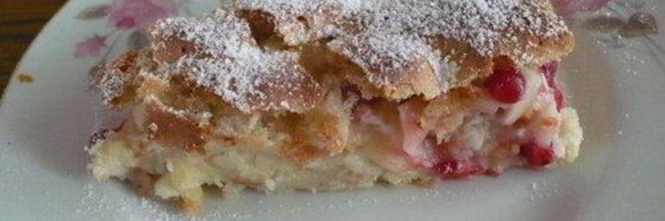 Шарлотка с яблоками и клюквой в духовке