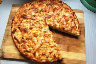 Шарлотка с яблоками и корицей