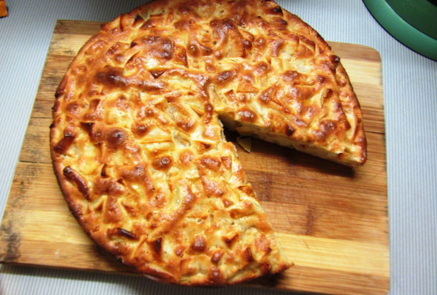 Шарлотка с яблоками и корицей