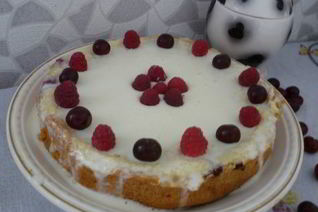 Шарлотка с яблоками и малиной