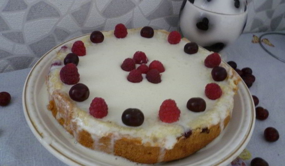 Рецепт шарлотки с яблоками и малиной