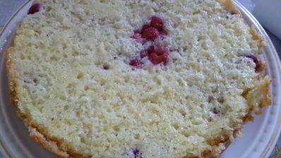 шарлотка с яблоками и малиной