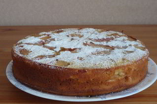 Шарлотка с яблоками и облепиховым йогуртом