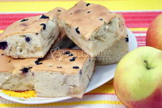 Шарлотка с яблоками и ягодой