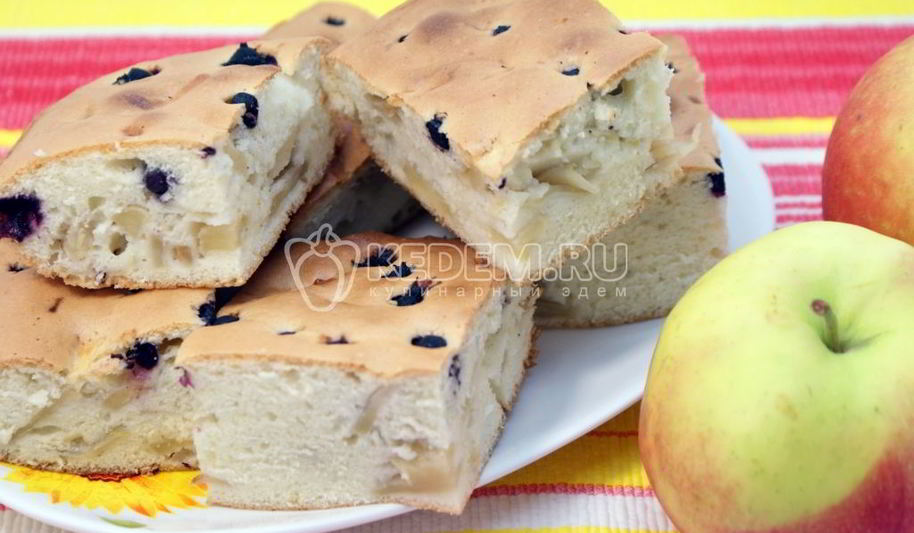 Рецепт шарлотки с яблоками и ягодой