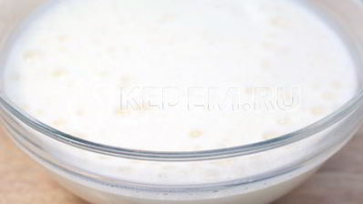 шарлотка с яблоками и ягодой