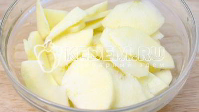 шарлотка с яблоками и ягодой