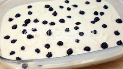 шарлотка с яблоками и ягодой