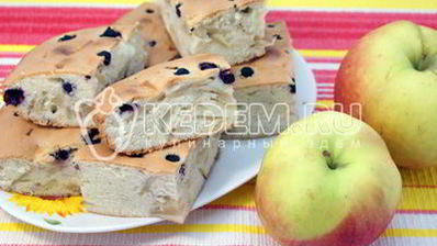 шарлотка с яблоками и ягодой