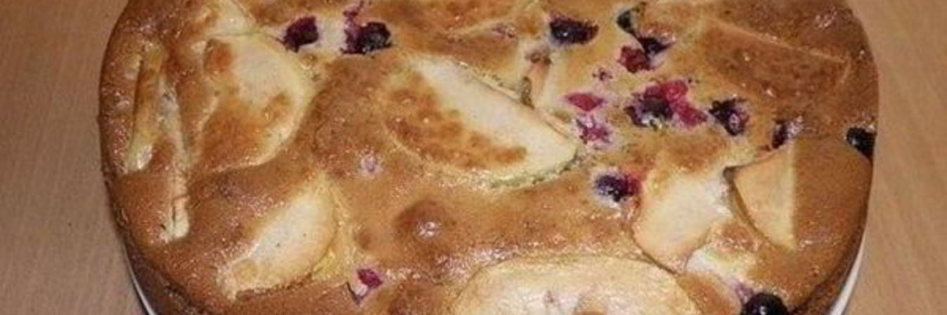Шарлотка с яблоком и смородиной