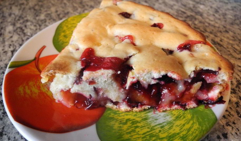 Рецепт шарлотки со сливами