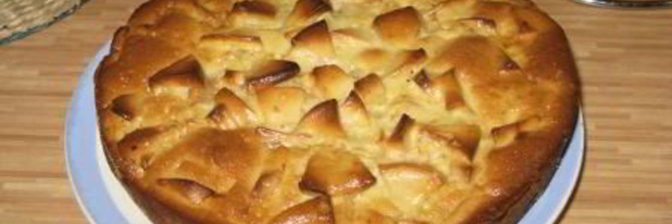 Шарлотка со сметаной и яблоками