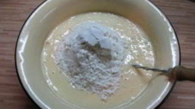 шарлотка со сметаной и яблоками