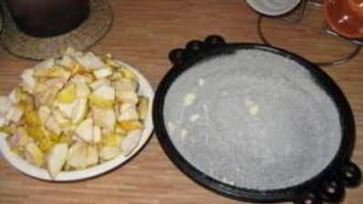 шарлотка со сметаной и яблоками