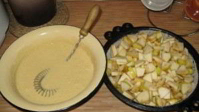 шарлотка со сметаной и яблоками