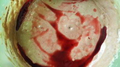 шоколадная шарлотка с яблоками и пьяной вишней