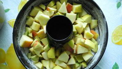 шоколадная шарлотка с яблоками и пьяной вишней