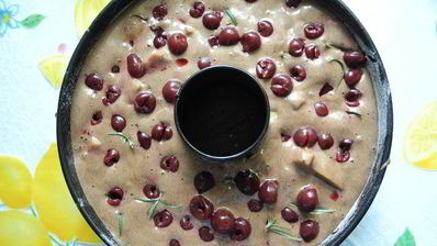 шоколадная шарлотка с яблоками и пьяной вишней