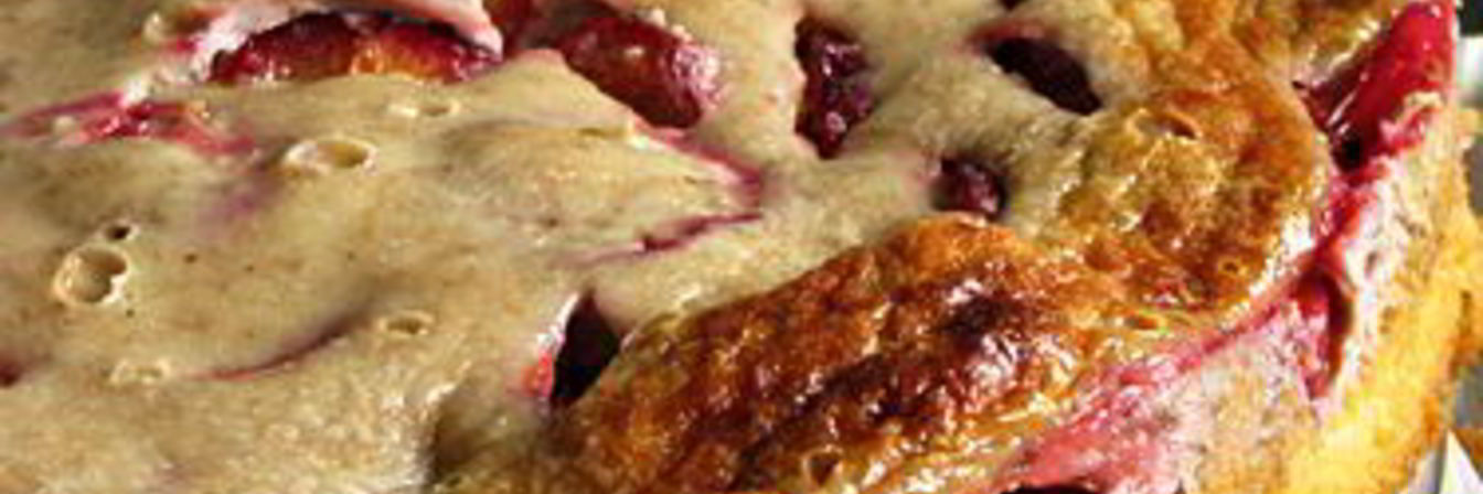 Сливовая шарлотка с орехами