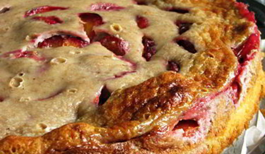 Рецепт сливовой шарлотки с орехами