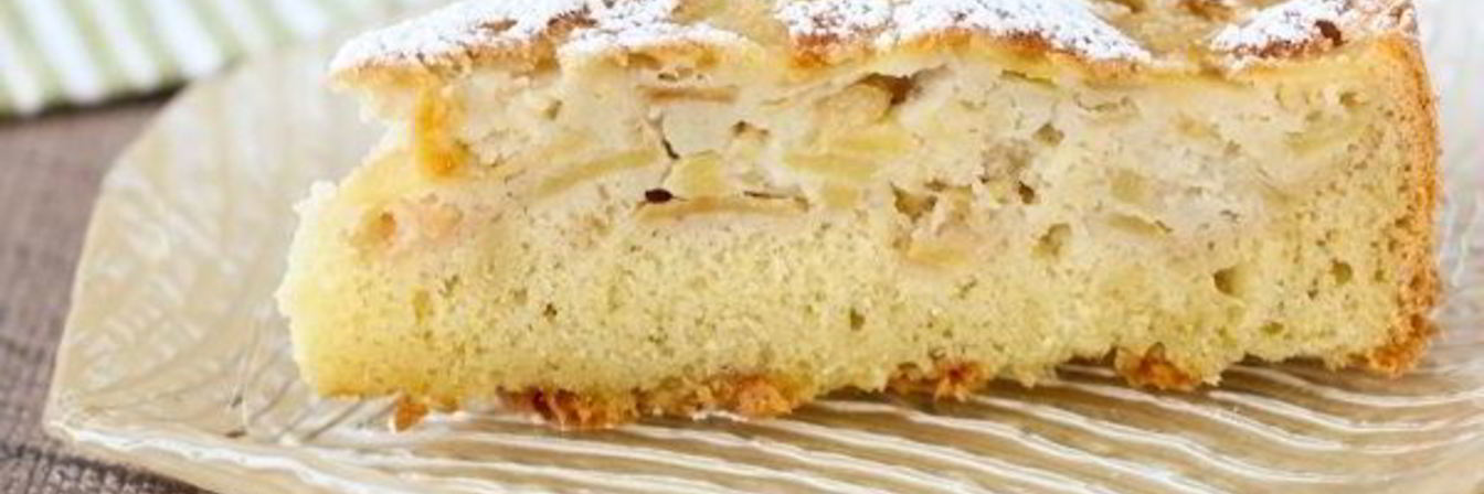 Воздушная шарлотка с яблоками