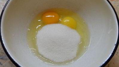 яблочная шарлотка с карамелью в микроволновке