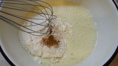 яблочная шарлотка с карамелью в микроволновке