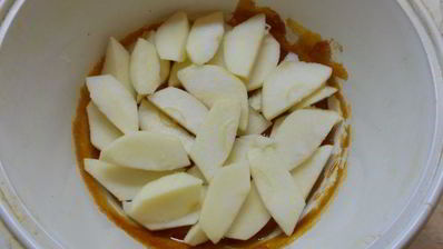 яблочная шарлотка с карамелью в микроволновке