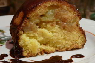 Яблочная шарлотка с шоколадным соусом