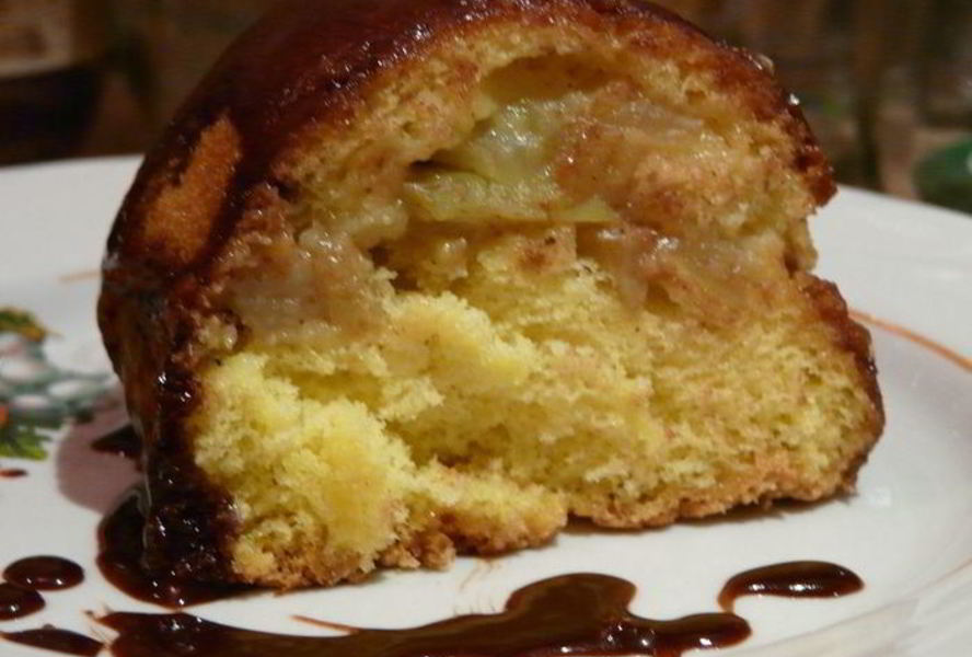 Яблочная шарлотка с шоколадным соусом