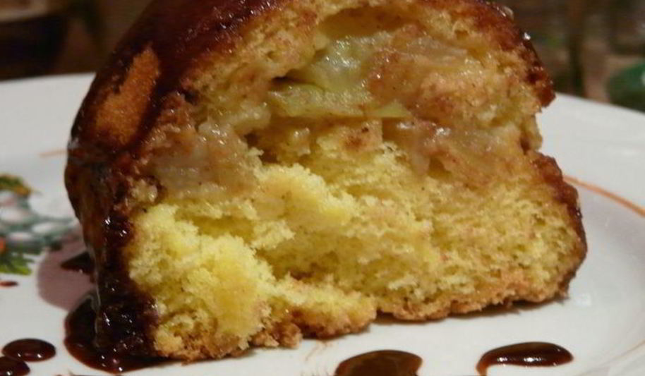 Рецепт яблочной шарлотки с шоколадным соусом