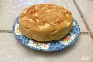 Яблочная шарлотка в мультиварке