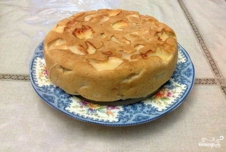 Яблочная шарлотка в мультиварке