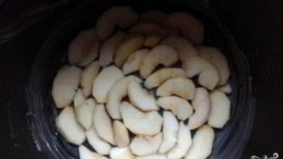 яблочная шарлотка в мультиварке
