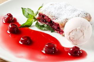 Австрийский штрудель с яблоком и вишней