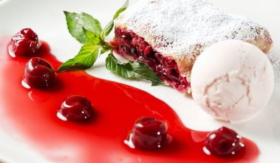 Рецепт австрийского штруделя с яблоком и вишней