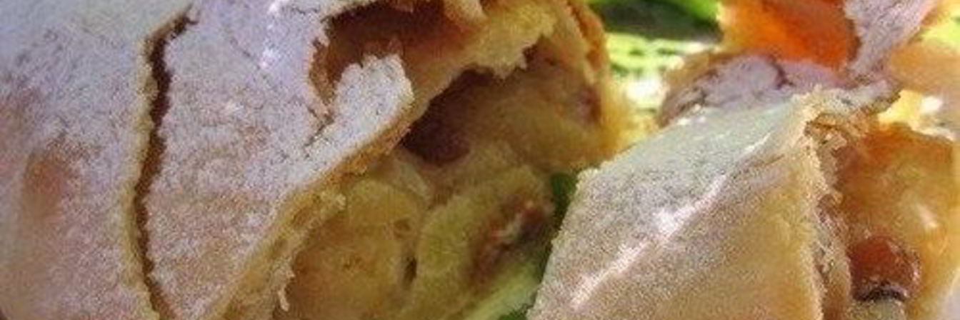 Домашний яблочный штрудель с изюмом и корицей